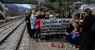 Rassemblement en mémoire des victimes de la catastrophe du 28 février à Tempi, dans la ville voisine de Rapsani, le 5 mars. Sur la banderole : « Ce n'était pas un accident ou une erreur d'horaire, c'était l'argent mis au-dessus de la vie humaine. » SAKIS MITROLIDIS / AFP


