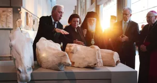 Le directeur du Musée de l’Acropole, Nikos Stampolidis (à gauche) présente l’un des trois fragments du Parthénon restitués par le Vatican à la Grèce, le 24 mars, à Athènes.


