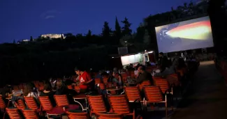 Une séance de cinéma en plein air à Athènes, le 21 mai 2021.