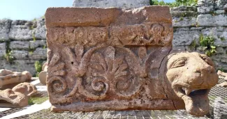 Un élément architectural découvert dans l'un des temples de Paestum, dans le Sud de l'Italie.