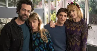 Xavier (Romain Duris) et Wendy (Kelly Reilly) avec leurs enfants Mia (Megan Northam ) et Tom (Aliocha Schneider), les deux protagonistes principaux de «Salade grecque». — © Prime Video


