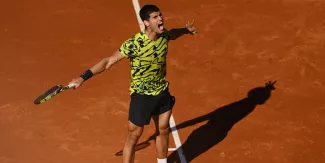 Carlos Alcaraz a facilement remporté le tournoi ATP de Barcelone en dominant Stefanos Tsitsipas en deux sets © AFP


