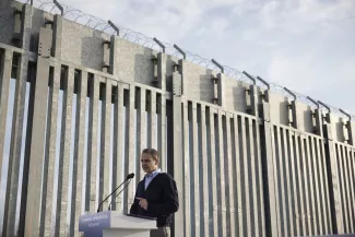 Le Premier ministre grec Kyriakos Mitsotakis prononce un discours devant le mur construit près de la ville frontalière de Feres, le long de la rivière Evros qui sépare la Grèce et la Turquie, le 31 mars dernier.


