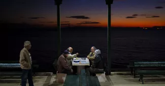 Partie d'échecs à Alimos, près d'Athènes, en novembre 2021. photo ANGELOS TZORTZINIS/AFP


