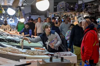 Élections en Grèce: «Tout augmente chaque jour, même le yaourt grec ou le souvlaki!».