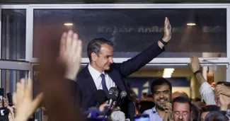 Le Premier ministre grec sortant et leader du parti conservateur Nouvelle Démocratie, Kyriakos Mitsotakis, devant le siège du parti, à Athènes, en Grèce, le 21 mai 2023 à l'issue des élections législatives.