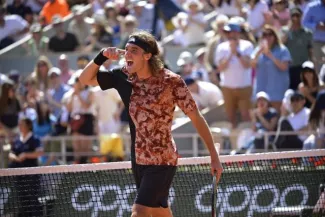 Stefanos Tsitsipas a dû se faire violence, dimanche, face à Jiri Vesely. (Pierre Lahalle/L'Equipe)


