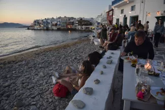 Mykonos, île de la jet-set et des excès, dans le viseur des autorités grecques.