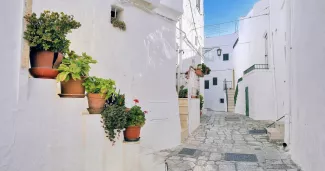 Le village italien d'Ostuni, en Italie, dans la région des Pouilles. Les pays méditerranéens n'ont pas attendu le réchauffement climatique pour recouvrir de blanc des villages entiers.


