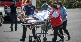 Un passager d'une embarcation ayant chaviré en Méditerrannée, le 14 juin 2023, est pris en charge à Kalamata (Grèce). photo EUROKINISSI/REUTERS


