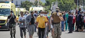 Des survivants arrivent au port de Kalamata, une ville du sud du Péloponnèse, après qu'un bateau transportant une dizaine de migrants a coulé dans les eaux internationales de la mer Ionienne ce mercredi. © STRINGER / Eurokinissi / AFP


