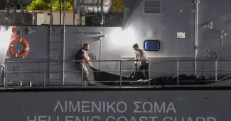 Des hommes transportant des sacs mortuaires à Kalamata, le 14 juin, après le naufrage d'un bateau de migrants en Grèce. Photo STELIOS MISINAS/REUTERS


