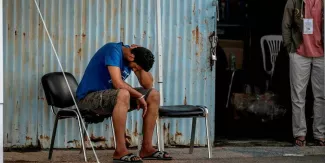 Un survivant a indiqué à des médecins de l'hôpital de Kalamata qu'il avait vu une centaine d'enfants dans la cale du bateau, selon la chaîne de télévision publique ERT. Plus de vingt personnes restent hospitalisées à Kalamata, selon cette même source. © ANGELOS TZORTZINIS / AFP


