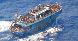 Image prise par les garde-côtes grecs du bateau qui a fait naufrage au large du Péloponnèse, en Grèce. (Photo by HELLENIC COASTGUARD / AFP)


