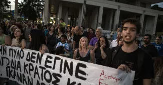 Manifestation, le 15 juin 2023, à Kalamata pour appeler à un assouplissement des politiques migratoires de l'Union européenne. PHOTO EIRINI VOURLOUMIS/THE NEW YORK TIMES


