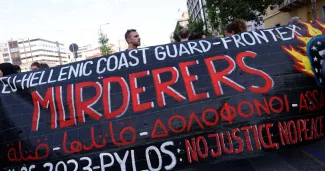 Une banderole mettant en cause l'action des garde-côtes grecs, lors d'une manifestation à Athènes le 15 juin 2023.