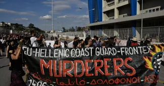 Dans le port du Pirée près d'Athènes, le 18 juin 2023, devant le siège de Frontex et des garde-côtes helléniques, des manifestants tiennent une banderole dénonçant la politique de l'Union européenne et la responsabilité de Frontex et des garde-côtes helléniques dans le naufrage meurtrier qui a coûté la vie, dans la nuit de mardi à mercredi 14 juin, à au moins 78 migrants. Photo LOUISA GOULIAMAKI/AFP


