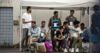 Des survivants du naufrage d'un bateau de migrants attendent d'être transférés vers un camp de réfugiés, en Grèce, le 19 juin 2023. photo EIRINI VOURLOUMIS/THE NEW YORK TIMES


