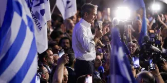 Dimanche soir, Kyriakos Mitsotakis a remporté les élections législatives avec une écrasante majorité. (Crédits : LOUIZA VRADI)


