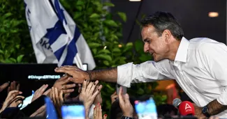 Kyriakos Mitsotakis salue ses partisans à Athènes, le 25 juin 2023


