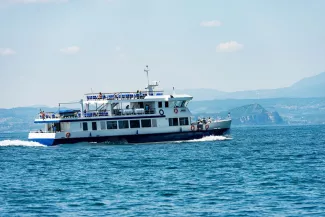 Un bateau de touristes en feu non loin de la côte de l'île grecque de Rhodes.