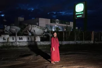 Au Festival d’Avignon, Milo Rau place Antigone au cœur du capitalisme sauvage.