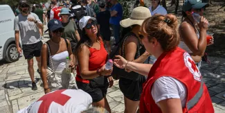 En Grèce, la canicule frappe, les autorités forcées à fermer l'Acropole à certaines heures de la journée.