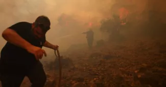 EN DIRECT : plus de 200 pompiers européens envoyés en renfort en Grèce.