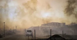 Un complexe hôtelier en feu sur l'île grecque de Rhodes, le 22 juillet 2023, frappée depuis six jours par des feux de forêt.


