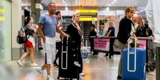 Des vacanciers arrivent à l'aéroport international de Schiphol (Pays-Bas), le 24 juillet 2023, après avoir été évacués de l'île de Rhodes, en Grèce. © ANP via AFP


