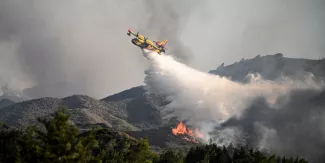 Un avion bombardier d'eau s'est écrasé en Grèce en luttant contre les incendies. © Spyros BAKALIS / AFP


