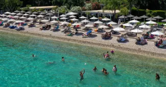 Sur la plage Barbati, à Corfou, le 30 juin 2022. Photo Adonis Skordilis/REUTERS


