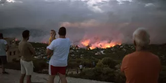 Les touristes contraints d'écourter leur séjour à Rhodes en raison des violents incendies en juillet pourront y retourner l'an prochain pour "une semaine de vacances gratuite". © ANGELOS TZORTZINIS / AFP


