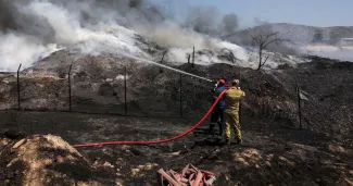 Grèce: de nouveaux incendies font un mort et huit blessés.