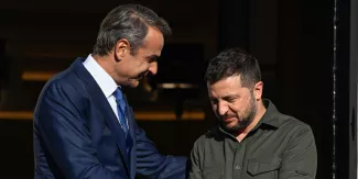 Volodymyr Zelensky (à droite) en compagnie de son homologue grec Kyriakos Mitsotakis. © Aris MESSINIS / AFP


