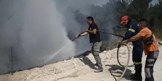 Déclaré le 19 août, cet incendie fait rage dans la région d'Evros, frontalière avec la Turquie, près de la ville portuaire d'Alexandroupoli, en Grèce.