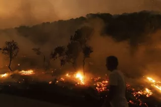 "La Grèce affronte le plus grand incendie jamais enregistré dans l'UE" "La Grèce affronte le plus grand incendie jamais enregistré dans l'UE" .