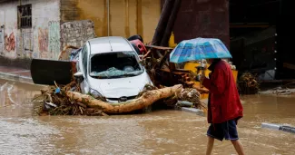 Une personne dans les rues inondées de Volos, en Grèce, le 6 septembre 2023. PHOTO Louisa Gouliamaki/REUTERS


