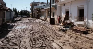 À Volos, frappée par la tempête Daniel et des précipitations record provoquant des crues éclair meurtrières, le 11 septembre 2023. Photo NIKOLAS KOKOVLIS/NurPhoto/AFP


