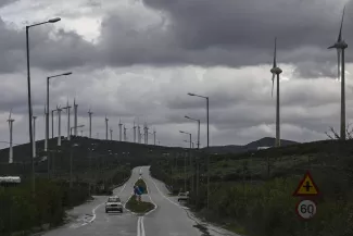 Un parc éolien le long de la route sur l’île d’Evia, en Grèce, le 3 février 2022.  ARIS MESSINIS / AFP  