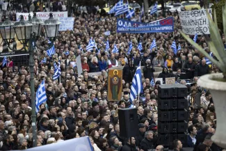 Lors d’un rassemblement contre le mariage homosexuel, sur la place centrale Syntagma, à Athènes, en Grèce, le 11 février 2024.  YORGOS KARAHALIS / AP  