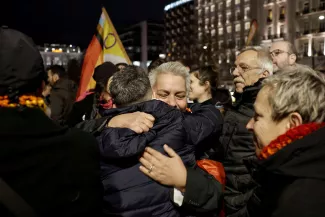 Des militants LGBTQ+ et des partisans du mariage pour les couples de même sexe célèbrent l’adoption de la nouvelle loi devant le Parlement grec, à Athènes, le 15 février 2024.