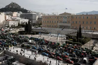 Mobilisation d’agriculteurs grecs, devant le Parlement, à Athènes, mercredi 21 février 2024.  LOUISA GOULIAMAKI / REUTERS  