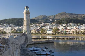 Le long de la digue du port vénitien, à Réthymnon, en Crète.