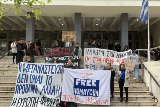 Lors d’un rassemblement devant le palais de justice de Thessalonique (Grèce) le 22 avril 2024, jour du procès en appel d’Homayoun Sabetara.  FREE HOMAYOUN  