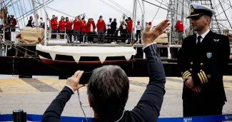 Le Belem quitte la Grèce et se dirige vers Marseille, la flamme olympique à bord. 