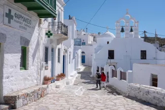 Devant le dispensaire d’Amorgos, le 4 avril 2024. Il n’y a pas d’hôpital sur l’ile et les cas urgents sont transportés par hélicoptère vers Athènes.  LOULOU D'AKI POUR « LE MONDE »  