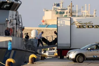 Des sacs mortuaires contenant des victimes du naufrage de Pylos, au port de Kalamata (Grèce), le 15 juin 2023.  STELIOS MISINAS / REUTERS  