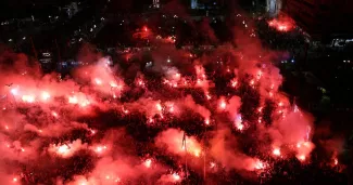 Ligue Europa Conférence: à Athènes, les images du spectaculaire embrasement après la victoire de l’Olympiakos.