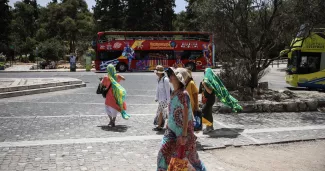 Des touristes dans les rues d'Athènes, en pleine vague de chaleur, jeudi.